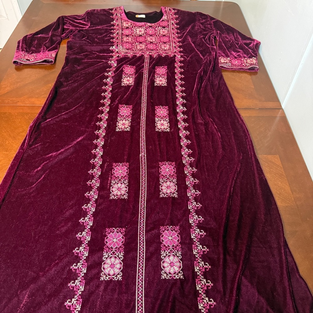 Womens Vtg Indian Embroidered Burgundy Velvet Caftan Maxi Boho Dress L